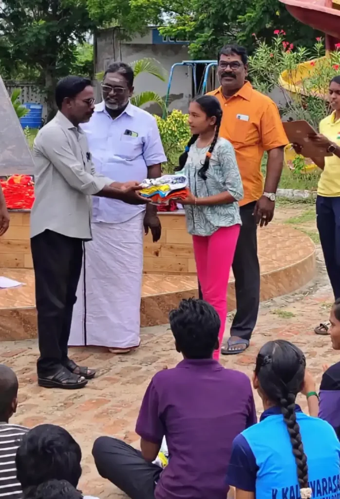 தமிழ்நாடு பீச் வாலிபால் அகடமியில் வீரர் மற்றும் வீராங்கனைகளுக்கு சீருடை வழங்கப்பட்டது
