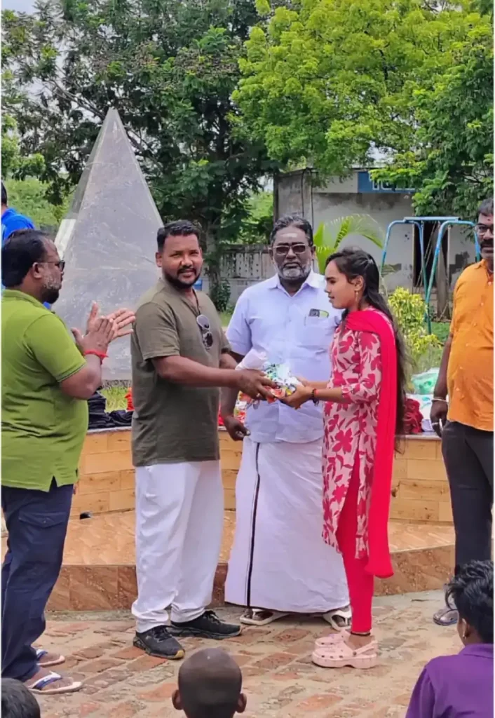 தமிழ்நாடு பீச் வாலிபால் அகடமியில் வீரர் மற்றும் வீராங்கனைகளுக்கு சீருடை வழங்கப்பட்டது