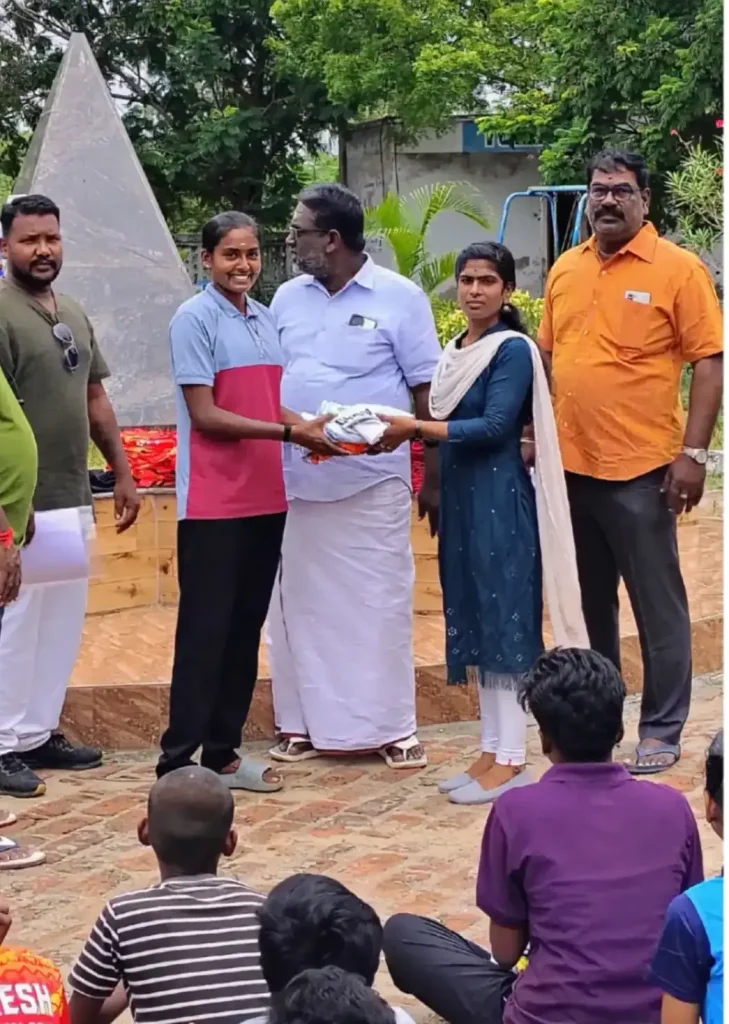 தமிழ்நாடு பீச் வாலிபால் அகடமியில் வீரர் மற்றும் வீராங்கனைகளுக்கு சீருடை வழங்கப்பட்டது