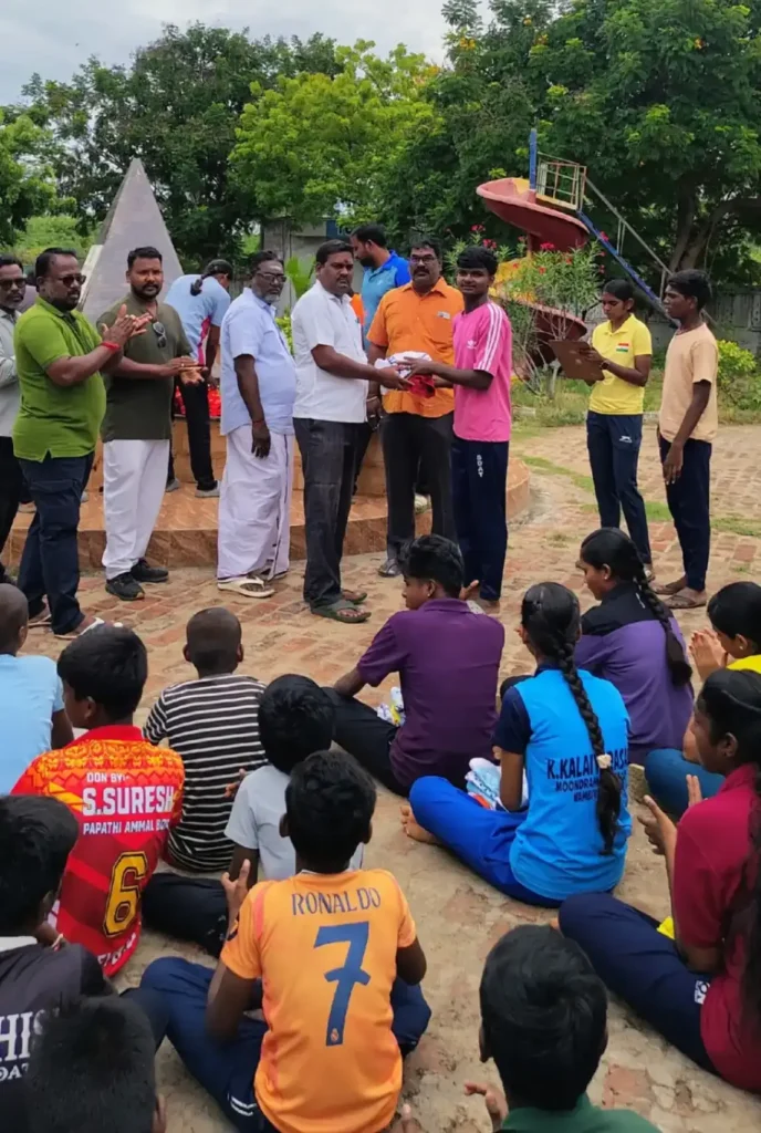 தமிழ்நாடு பீச் வாலிபால் அகடமியில் வீரர் மற்றும் வீராங்கனைகளுக்கு சீருடை வழங்கப்பட்டது