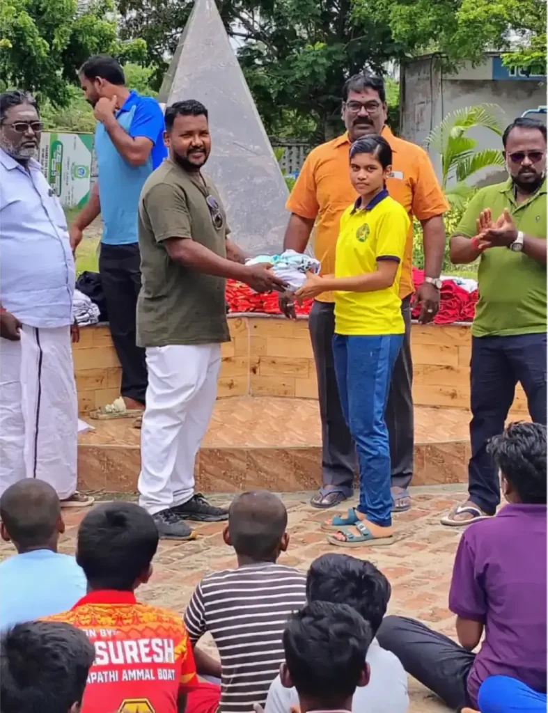 தமிழ்நாடு பீச் வாலிபால் அகடமியில் வீரர் மற்றும் வீராங்கனைகளுக்கு சீருடை வழங்கப்பட்டது