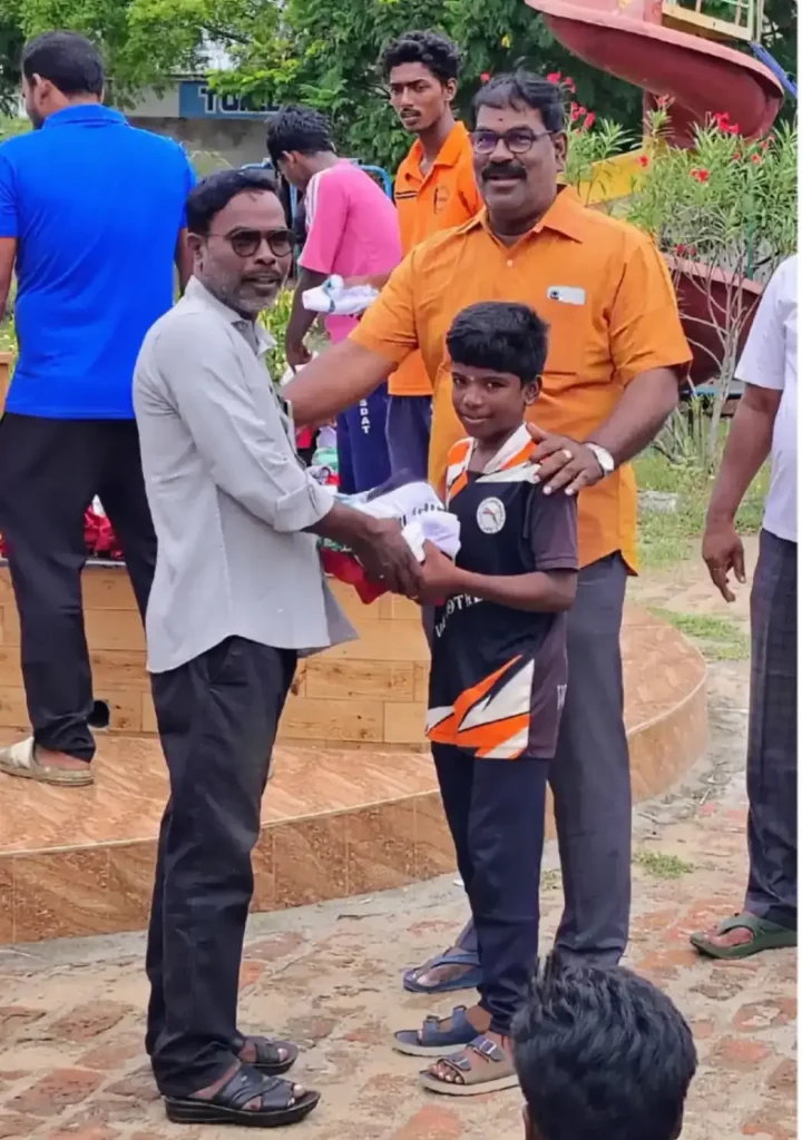 தமிழ்நாடு பீச் வாலிபால் அகடமியில் வீரர் மற்றும் வீராங்கனைகளுக்கு சீருடை வழங்கப்பட்டது